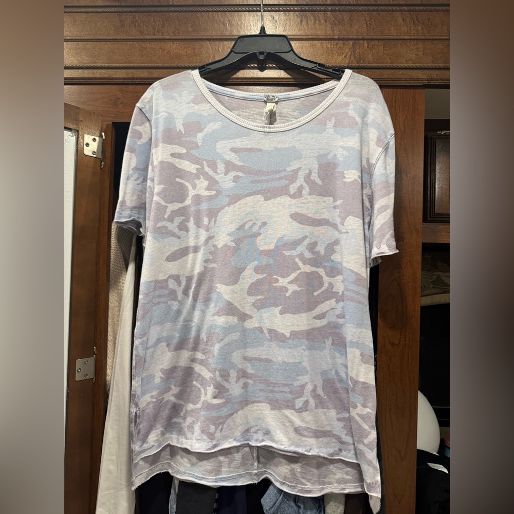 Light blue and grey camo free people tee 
No flaws